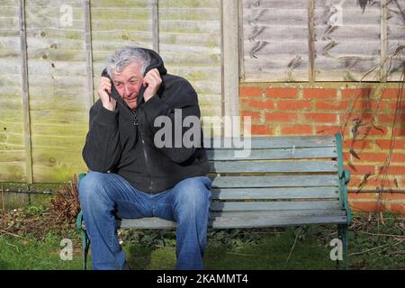 Anxiété. Homme âgé ou âgé souffrant de stress et d'anxiété. Effrayé ou terrifié. Ayant besoin d'aide. Banque D'Images