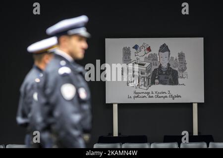 La carte commémorative de Xavier Jugele, le policier tué par un jihadiste lors d'une attaque contre les champs-Élysées, est photographiée lors d'une cérémonie sur 25 avril 2017 dans le bâtiment de la préfecture de Paris. L'officier de police français Xavier Jugele a été tué sur la célèbre avenue parisienne de 20 avril, lors d'une attaque revendiquée par le groupe de l'État islamique. (Photo de Julien Mattia/NurPhoto) *** Veuillez utiliser le crédit du champ de crédit *** Banque D'Images