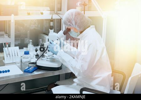 Medic ou scientifique regardant à travers un microscope dans un laboratoire médical scientifique. Recherche biochimique et médecine Banque D'Images