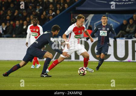 Irvin Cardona (R), l'avant-projet français de Monaco, vie avec 8 le milieu de terrain italien de Paris Saint-Germain Thiago Motta (L) lors du match de demi-finale de la coupe française entre Paris Saint Germain (PSG) et AS Monaco, sur 26 avril 2017 au stade du Parc des Princes, à Paris, en France. (Photo de Geoffroy Van der Hasselt/NurPhoto) *** Veuillez utiliser le crédit du champ de crédit *** Banque D'Images