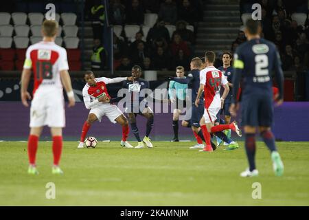 Blaise Matuidi (C-R), le milieu de terrain français de Paris Saint-Germain, est en présence du défenseur français de Monaco, Abdou Diallo (C-L), lors du match de demi-finale de la coupe française entre Paris Saint Germain (PSG) et AS Monaco, à 26 avril 2017, au stade du Parc des Princes, à Paris, en France. (Photo de Geoffroy Van der Hasselt/NurPhoto) *** Veuillez utiliser le crédit du champ de crédit *** Banque D'Images