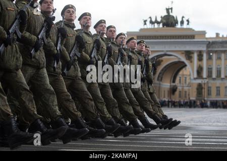 Les soldats russes marchent lors d'une répétition du défilé militaire du jour de la victoire qui aura lieu sur la place Dvortsovaya (Palais) à 9 mai, à Saint-Pétersbourg, en Russie, jeudi, 27 avril, 2017. (Photo par Igor Russak/NurPhoto) *** Veuillez utiliser le crédit du champ de crédit *** Banque D'Images