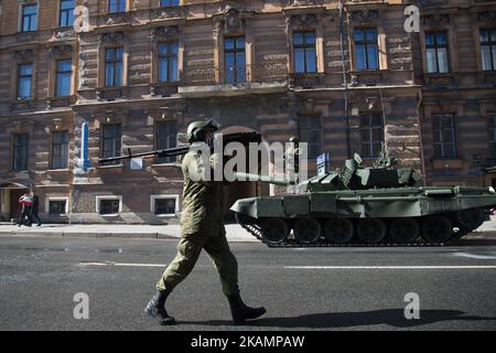 Une soldie russe lors d'une préparation à la répétition du défilé militaire du jour de la victoire qui aura lieu sur la place Dvortsovaya (Palais) à 9 mai, à Saint-Pétersbourg, Russie, jeudi, 27 avril, 2017. (Photo par Igor Russak/NurPhoto) *** Veuillez utiliser le crédit du champ de crédit *** Banque D'Images