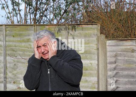 Anxiété. Homme âgé ou âgé souffrant de stress et d'anxiété. Effrayé ou terrifié. Ayant besoin d'aide. Banque D'Images