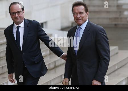 L'acteur AMÉRICAIN et ancien gouverneur de Californie Arnold Schwarzenegger (R) est accueilli par le président français François Hollande avant une rencontre à l'Elysée à Paris, sur 28 avril 2017. (Photo de Geoffroy Van der Hasselt/NurPhoto) *** Veuillez utiliser le crédit du champ de crédit *** Banque D'Images