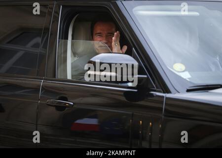 L'acteur AMÉRICAIN et ancien gouverneur de Californie Arnold Schwarzenegger vagues après avoir reçu l'ordre national le plus élevé de France le Chevalier de la Légion d'Honneur par le président de la France à l'Elysée à Paris, sur 28 avril 2017. (Photo de Geoffroy Van der Hasselt/NurPhoto) *** Veuillez utiliser le crédit du champ de crédit *** Banque D'Images