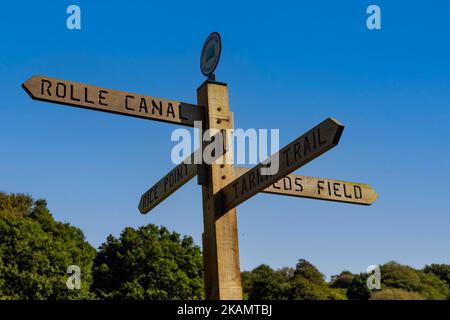 Gros plan d'un panneau en bois ou d'un marqueur de voies dans Reeds Field sur Torrington Commons avec Blue Sky. Banque D'Images