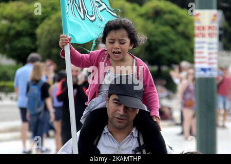 Un migrant avec son enfant proteste contre les frontières fermées, lors des célébrations du jour de mai, lundi, 1 mai 2017. Plus de 10 000 manifestants ont participé à une marche de protestation organisée par le syndicat communiste PEMA et d'autres syndicats, pour marquer le jour de mai dans le cadre d'une grève nationale de 24 heures (photo de Panayotis Tzamaros/NurPhoto) *** Veuillez utiliser le crédit du champ de crédit *** Banque D'Images