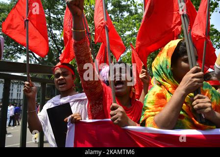 Les travailleurs bangladais du vêtement et autres activités d'organisation de travailleurs participent à un rassemblement pour marquer le jour de mai ou la Journée internationale des travailleurs à Dhaka, au Bangladesh. Sur 01 mai 2017 (photo par Mamunur Rashid/NurPhoto) *** Veuillez utiliser le crédit du champ de crédit *** Banque D'Images