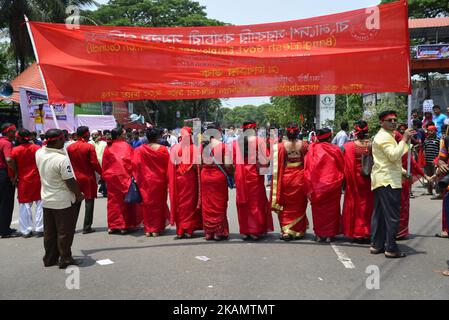 Les travailleurs bangladais du vêtement et autres activités d'organisation de travailleurs participent à un rassemblement pour marquer le jour de mai ou la Journée internationale des travailleurs à Dhaka, au Bangladesh. Sur 01 mai 2017 (photo par Mamunur Rashid/NurPhoto) *** Veuillez utiliser le crédit du champ de crédit *** Banque D'Images