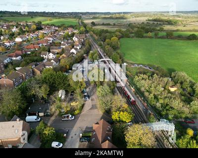 Train de métro sur la ligne centrale Theydon bois village dans Essex UK drone vue aérienne Banque D'Images