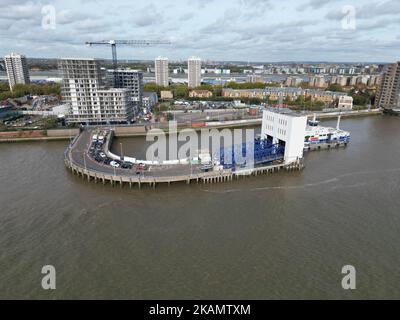 Ferry de Woolwich traversant la Tamise Londres vue aérienne d'un drone britannique Banque D'Images