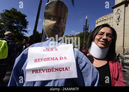 Les gens participent à la marche de la fête du travail qui a eu lieu dans le centre-ville de São Paulo, au Brésil, le 01 mai 2017. La fête du travail ou le jour de mai est célébrée partout dans le monde le premier jour de mai pour célébrer les réalisations économiques et sociales des travailleurs et lutter pour les droits des travailleurs. (Photo de Cris Faga/NurPhoto) *** Veuillez utiliser le crédit du champ de crédit *** Banque D'Images