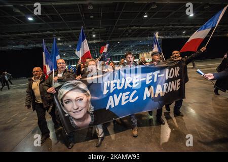 Les partisans de la candidate à la présidence Marine le Pen branle le drapeau français lors de son rallye électoral sur 1 mai 2017 à Villepinte, en France. Le Pen affronte Emmanuel Macron au dernier tour des élections présidentielles françaises sur 07 mai. (Photo de Guillaume Pinon/NurPhoto) *** Veuillez utiliser le crédit du champ de crédit *** Banque D'Images