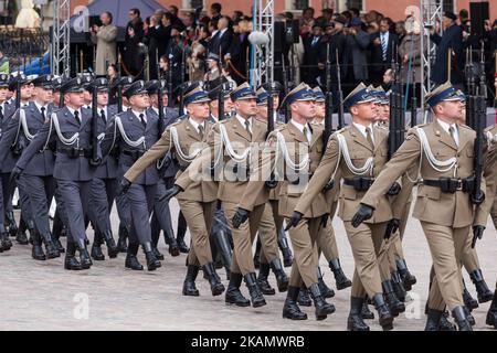 Célébration centrale marquant le 226th anniversaire de l'adoption de la constitution nationale de la Pologne le 03 mai 1791, sur la place du Château à Varsovie, en Pologne, le 3 mai 2017 (photo de Mateusz Wlodarczyk/NurPhoto) *** Veuillez utiliser le crédit du champ de crédit *** Banque D'Images