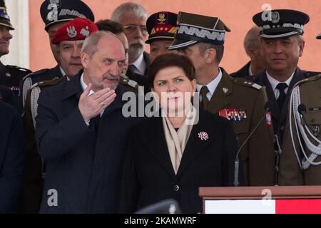 Antoni Macierewicz, ministre polonais de la défense nationale, et Beata Szydlo, Premier ministre polonais, lors des célébrations centrales marquant le 226th anniversaire de l'adoption de la constitution nationale polonaise, le 03 mai 1791, sur la place du Château à Varsovie, Pologne, le 3 mai 2017 (photo de Mateusz Wlodarczyk/NurPhoto) *** Veuillez utiliser le crédit du champ de crédit *** Banque D'Images