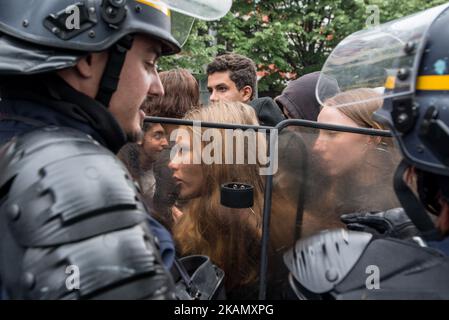 La cérémonie des étudiants parisiens contre les élections présidentielles françaises, à Paris, sur 5 mai 2017. (Photo de Guillaume Pinon/NurPhoto) *** Veuillez utiliser le crédit du champ de crédit *** Banque D'Images