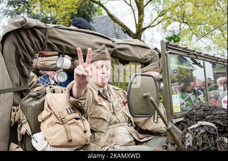 Sur 5 mai à Wageningen. Cette ville, connue aussi comme la « ville de libération », est particulièrement liée aux jours de commémoration ici les 4 et 5 mai, alors que la capitulation qui a mis fin à la Seconde Guerre mondiale aux pays-Bas a été signée à l’Hôtel de Wereld en 1945. Au cours de la journée de libération, la parade de libération ou le Bevrijdingsdefilé en néerlandais est célébrée chaque année, et réunit des anciens combattants et des successeurs militaires pour rendre hommage à tous ceux qui ont donné leur vie pendant la Seconde Guerre mondiale. Des anciens combattants de deuxième et de troisième générations étaient également présents. (Photo par Romy Arroyo Fernandez/NurPhoto) *** s'il vous plaît utiliser Banque D'Images