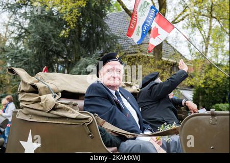 Sur 5 mai à Wageningen. Cette ville, connue aussi comme la « ville de libération », est particulièrement liée aux jours de commémoration ici les 4 et 5 mai, alors que la capitulation qui a mis fin à la Seconde Guerre mondiale aux pays-Bas a été signée à l’Hôtel de Wereld en 1945. Au cours de la journée de libération, la parade de libération ou le Bevrijdingsdefilé en néerlandais est célébrée chaque année, et réunit des anciens combattants et des successeurs militaires pour rendre hommage à tous ceux qui ont donné leur vie pendant la Seconde Guerre mondiale. Des anciens combattants de deuxième et de troisième générations étaient également présents. (Photo par Romy Arroyo Fernandez/NurPhoto) *** s'il vous plaît utiliser Banque D'Images