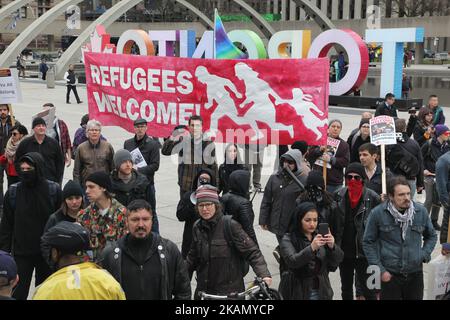 Rassemblement contre l'islamophobie, la suprématie blanche et le fascisme dans le centre-ville de Toronto, Ontario, Canada, on 06 mai 2017. Des manifestants se sont affrontés avec des groupes antimusulmans et fascistes, tandis que des centaines d'officiers de police ont été déployés pour maintenir le contrôle. Des groupes comme la Coalition des citoyens canadiens concernés, les soldats d'Odin et la Ligue de défense juive accusent les musulmans et la « loi de la charia » de chômage, d'austérité et de réduction sociale. (Photo de Creative Touch Imaging Ltd./NurPhoto) *** Veuillez utiliser le crédit du champ de crédit *** Banque D'Images