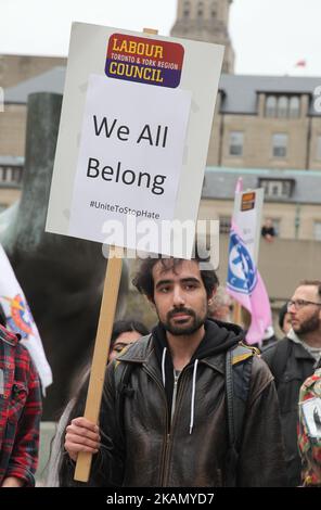 Rassemblement contre l'islamophobie, la suprématie blanche et le fascisme dans le centre-ville de Toronto, Ontario, Canada, on 06 mai 2017. Des manifestants se sont affrontés avec des groupes antimusulmans et fascistes, tandis que des centaines d'officiers de police ont été déployés pour maintenir le contrôle. Des groupes comme la Coalition des citoyens canadiens concernés, les soldats d'Odin et la Ligue de défense juive accusent les musulmans et la « loi de la charia » de chômage, d'austérité et de réduction sociale. (Photo de Creative Touch Imaging Ltd./NurPhoto) *** Veuillez utiliser le crédit du champ de crédit *** Banque D'Images