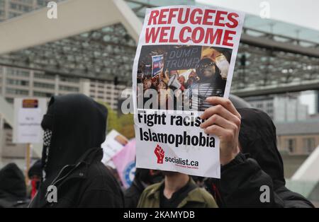 Rassemblement contre l'islamophobie, la suprématie blanche et le fascisme dans le centre-ville de Toronto, Ontario, Canada, on 06 mai 2017. Des manifestants se sont affrontés avec des groupes antimusulmans et fascistes, tandis que des centaines d'officiers de police ont été déployés pour maintenir le contrôle. Des groupes comme la Coalition des citoyens canadiens concernés, les soldats d'Odin et la Ligue de défense juive accusent les musulmans et la « loi de la charia » de chômage, d'austérité et de réduction sociale. (Photo de Creative Touch Imaging Ltd./NurPhoto) *** Veuillez utiliser le crédit du champ de crédit *** Banque D'Images