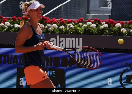 Angélique Curber d'Allemagne contre Katerina Siniakova pendant le troisième jour du Mutua Madrid Open de tennis à la Caja Magica sur 8 mai 2017 à Madrid, Espagne. (Photo par Oscar Gonzalez/NurPhoto) *** Veuillez utiliser le crédit du champ de crédit *** Banque D'Images