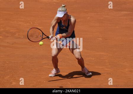 Angélique Curber d'Allemagne contre Katerina Siniakova pendant le troisième jour du Mutua Madrid Open de tennis à la Caja Magica sur 8 mai 2017 à Madrid, Espagne. (Photo par Oscar Gonzalez/NurPhoto) *** Veuillez utiliser le crédit du champ de crédit *** Banque D'Images