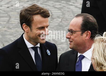 Le président français élu Emmanuel Macron (L) et le président français sortant François Hollande (R) lors d'une cérémonie marquant le 72nd anniversaire de la victoire sur l'Allemagne nazie lors de la Seconde Guerre mondiale sur 8 mai 2017 à Paris. (Photo de Geoffroy Van der Hasselt/NurPhoto) *** Veuillez utiliser le crédit du champ de crédit *** Banque D'Images