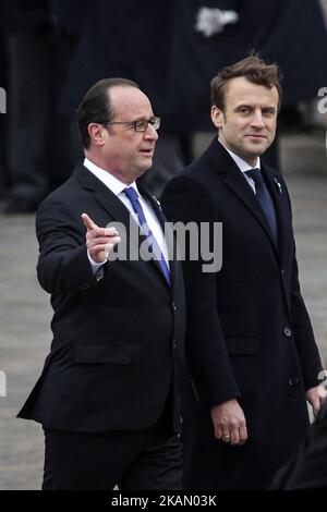 Le président français élu Emmanuel Macron (R) et le président français sortant François Hollande (L) lors d'une cérémonie marquant le 72nd anniversaire de la victoire sur l'Allemagne nazie lors de la Seconde Guerre mondiale sur 8 mai 2017 à Paris. (Photo de Geoffroy Van der Hasselt/NurPhoto) *** Veuillez utiliser le crédit du champ de crédit *** Banque D'Images