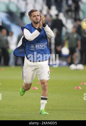 Miralem Pjanic lors du match de demi-finale de la Ligue des champions entre Juventus et Monaco, à Turin, le 9 mai 2017. (Photo de Loris Roselli/NurPhoto) *** Veuillez utiliser le crédit du champ de crédit *** Banque D'Images