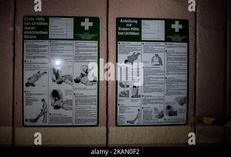 Xanten, Allemagne. 03rd novembre 2022. Les instructions de premiers secours sont accrochées au mur d'un ancien abri nucléaire qui est en vente pour 1,6 millions d'euros. Le bunker date de 1960s et offre environ 850 mètres carrés d'espace et une grande parcelle de terrain. Le courtier marketing l'annonce comme un « paradis hautement sécurisé ». Les propriétaires privés avaient acheté la structure il y a des années et la vendent maintenant pour des raisons d'âge. Credit: Fabian Strauch/dpa/Alay Live News Banque D'Images