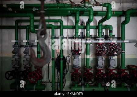Xanten, Allemagne. 03rd novembre 2022. Conduites d'eau, emprises dans un ancien abri nucléaire, qui est en vente pour 1,6 millions d'euros. Le bunker date de 1960s et offre environ 850 mètres carrés d'espace et un grand terrain. Le courtier marketing l'annonce comme un « paradis hautement sécurisé ». Les propriétaires privés avaient acheté la structure il y a des années et la vendent maintenant pour des raisons d'âge. Credit: Fabian Strauch/dpa/Alay Live News Banque D'Images