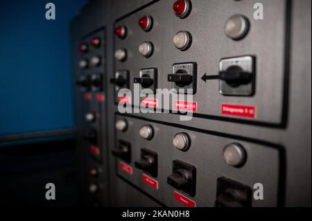 Xanten, Allemagne. 03rd novembre 2022. Interrupteurs et leviers pour l'alimentation en eau dans une armoire de commande, pris dans un ancien abri nucléaire, qui est à vendre pour 1,6 millions d'euros. Le bunker date de 1960s et offre environ 850 mètres carrés d'espace et un grand terrain. Le courtier marketing l'annonce comme un « paradis hautement sécurisé ». Les propriétaires privés avaient acheté la structure il y a des années et la vendent maintenant pour des raisons d'âge. Credit: Fabian Strauch/dpa/Alay Live News Banque D'Images
