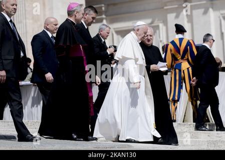 Le pape François sur la place Saint-Pierre au Vatican pour son audience générale hebdomadaire, mercredi, 10 mai 2017. (Photo de Massimo Valicchia/NurPhoto) *** Veuillez utiliser le crédit du champ de crédit *** Banque D'Images