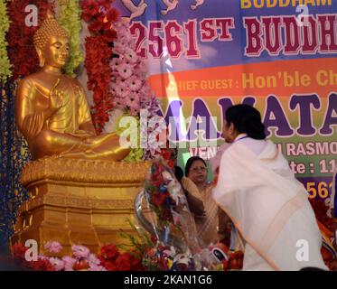 Le ministre en chef du Bengale occidental, Mamata Banerjee, priant lors du festival Buddha Purnima à Kolkata, en Inde, le jeudi 11th mai 2017. (Photo de Sonali Pal Chaudhury/NurPhoto) *** Veuillez utiliser le crédit du champ de crédit *** Banque D'Images