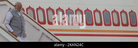 Le Premier ministre indien Narendra Modi descend alors qu'il débarque d'un avion à son arrivée à Colombo, Sri Lanka, jeudi, 11 mai 2017. (Photo de Thharaka Basnayaka/NurPhoto) *** Veuillez utiliser le crédit du champ de crédit *** Banque D'Images