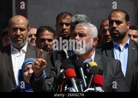 Ismail Haniya, chef du Hamas, prononce un discours lors d'une conférence de presse à Gaza sur 11 mai 2017, au cours de laquelle le groupe a annoncé l'arrestation du meurtrier présumé de l'un de ses principaux commandants militaires, Mazen Faqha, Qui a été abattu dea don 24 mars 2017 près de sa maison dans la ville de Gaza. Aucun détail n'a été fourni sur l'identité du suspect, bien que le Hamas ait précédemment suggéré que des collaborateurs palestiniens aient travaillé avec Israël sur l'assassinat. (Photo de Mamen Faiz/NurPhoto) *** Veuillez utiliser le crédit du champ de crédit *** Banque D'Images