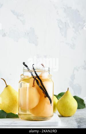 Compote de poire en conserve avec vanilline. Compote de poires. Délicieux compote de poires maison en boîte dans des pots en verre à la maison sur fond clair. Plats faits maison. SP Banque D'Images