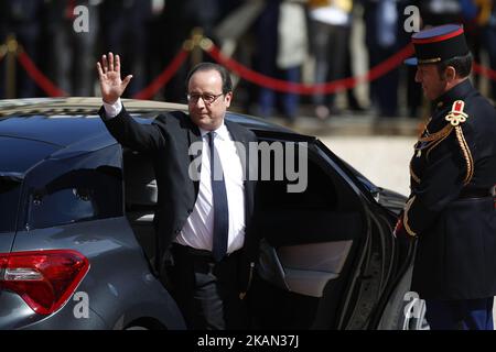 Le président français sortant François Hollande se fait une vague en quittant l'Elysée à la fin de la cérémonie de passation de pouvoir et avant l'inauguration officielle d'Emmanuel Macron (en haut) en tant que président français sur 14 mai 2017 à Paris (photo de Mehdi Taamallah/NurPhoto) *** Veuillez utiliser le crédit du champ de crédit *** Banque D'Images