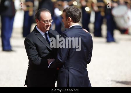 Le président français nouvellement élu Emmanuel Macron (R) est accueilli par son prédécesseur François Hollande lorsqu'il arrive au Palais présidentiel de l'Elysée pour les cérémonies de passation de pouvoir et d'investiture sur 14 mai 2017 à Paris. (Photo de Mehdi Taamallah/NurPhoto) *** Veuillez utiliser le crédit du champ de crédit *** Banque D'Images