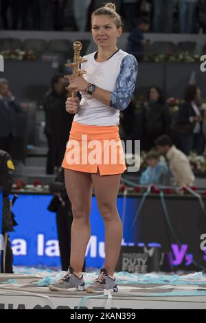 Simona Halep, joueur de tennis roumain, pose avec son trophée alors qu'elle célèbre sa victoire sur Kristina Mladenovic, joueur de tennis français, après la finale de l'Open de Madrid à Madrid, sur 13 mai 2017. Halep a gagné 7-5, 6-7 et 6-2. (Photo par Oscar Gonzalez/NurPhoto) *** Veuillez utiliser le crédit du champ de crédit *** Banque D'Images