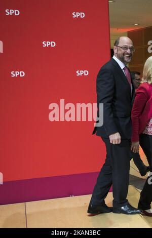 Martin Schulz, président et chancelier du Parti social-démocrate (SPD), quitte après avoir parlé aux membres du parti après les résultats des élections d'État en Rhénanie-du-Nord-Westphalie au siège du parti Willy-Brandt-Haus à Berlin, en Allemagne, sur 14 mai 2017. Le SPD est arrivé deuxième perdant environ 8% des voix par rapport aux élections précédentes obtenant 30% avec l'ancien et candidat gouverneur Hannelore Kraft, tandis que les chrétiens-démocrates allemands (CDU) sont devenus le premier parti avec le candidat Armin Laschet avec environ 34%. (Photo par Emmanuele Contini/NurPhoto) *** Veuillez utiliser le crédit du crédit Banque D'Images