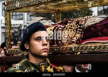 Arrivée des reliques du corps momifié de Sainte-Hélène, mère de l'empereur byzantin Constantin le Grand à Aigaleo près d'Athènes avec les honneurs d'une visite officielle d'un chef d'État à Aigaleo sur 14 mai 2017 (photo de Wassilios Aswestopoulos/NurPhoto) *** Veuillez utiliser le crédit du champ de crédit *** Banque D'Images