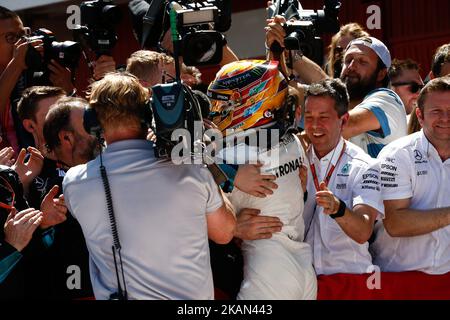 Lewis Hamilton, l'équipe Mercedes célèbre la victoire lors de la Formule 1 GP d'Espagne 2017 célébrée au circuit Barcelona Catalunuya le 14th mai 2017 à Barcelone, Espagne. (Photo par Urbanandsport/NurPhoto) *** Veuillez utiliser le crédit du champ de crédit *** Banque D'Images