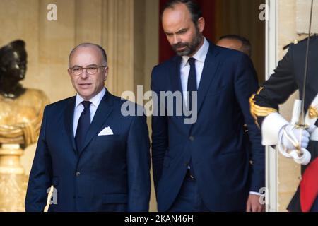 Le nouveau Premier ministre français Edouard Philippe (R) et son prédécesseur Bernard Cazeneuve (L) sortent de l'Hôtel Matignon, à Paris sur 15 mai 2017, lors d'une cérémonie officielle de passation de pouvoir. (Photo de Julien Mattia/NurPhoto) *** Veuillez utiliser le crédit du champ de crédit *** Banque D'Images