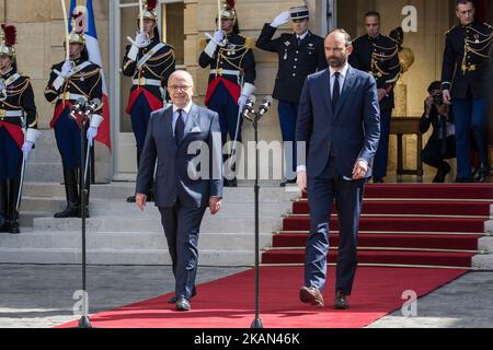 Le nouveau Premier ministre français Edouard Philippe (R) et son prédécesseur Bernard Cazeneuve (L) sortent de l'Hôtel Matignon, à Paris sur 15 mai 2017, lors d'une cérémonie officielle de passation de pouvoir. (Photo de Julien Mattia/NurPhoto) *** Veuillez utiliser le crédit du champ de crédit *** Banque D'Images