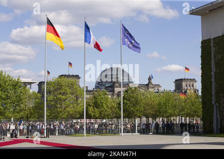 Les partisans des drapeaux européens attendent devant la Chancellerie la rencontre entre la chancelière allemande Angela Merkel et le président français Emmanuel Macron à Berlin, en Allemagne, sur 15 mai 2017. (Photo par Emmanuele Contini/NurPhoto) *** Veuillez utiliser le crédit du champ de crédit *** Banque D'Images