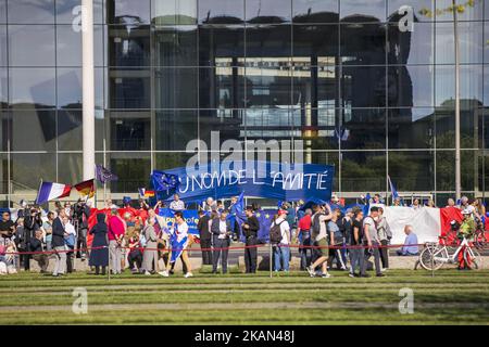 Les partisans avec des drapeaux européens et une bannière en français lisant "au nom de l'amitié" attendent devant les portes de la Chancellerie avant la rencontre entre la chancelière allemande Angela Merkel et le président français Emmanuel Macron à Berlin, en Allemagne, sur 15 mai 2017. (Photo par Emmanuele Contini/NurPhoto) *** Veuillez utiliser le crédit du champ de crédit *** Banque D'Images