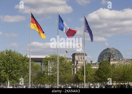 Les partisans des drapeaux européens attendent devant la Chancellerie la rencontre entre la chancelière allemande Angela Merkel et le président français Emmanuel Macron à Berlin, en Allemagne, sur 15 mai 2017. (Photo par Emmanuele Contini/NurPhoto) *** Veuillez utiliser le crédit du champ de crédit *** Banque D'Images